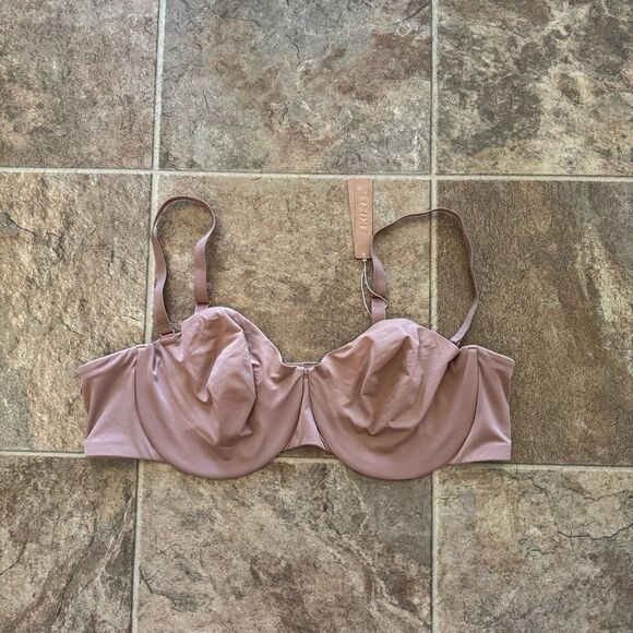 Skims Smoothing Intimates Unlined Strapless Bra Sienna
Size 44C - Picture 5 of 12